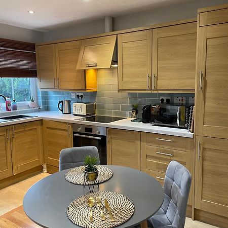 2 Bedroom Apartment Chiswick Park Tube Station London Exterior photo