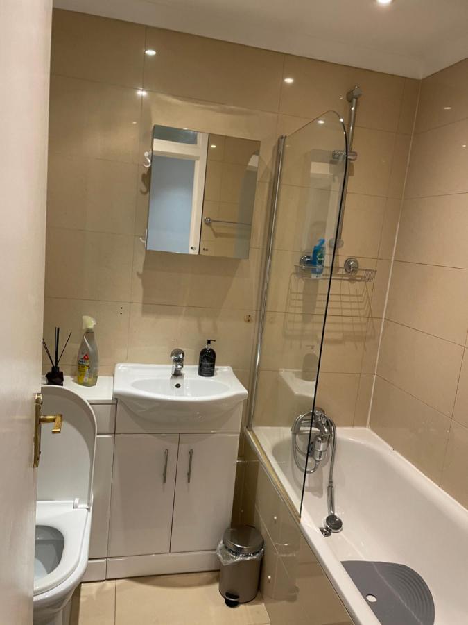2 Bedroom Apartment Chiswick Park Tube Station London Exterior photo