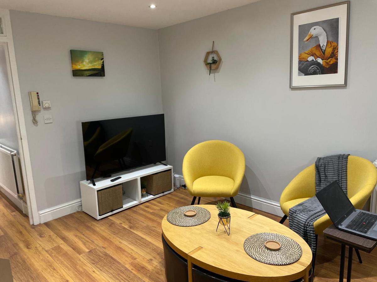 2 Bedroom Apartment Chiswick Park Tube Station London Exterior photo