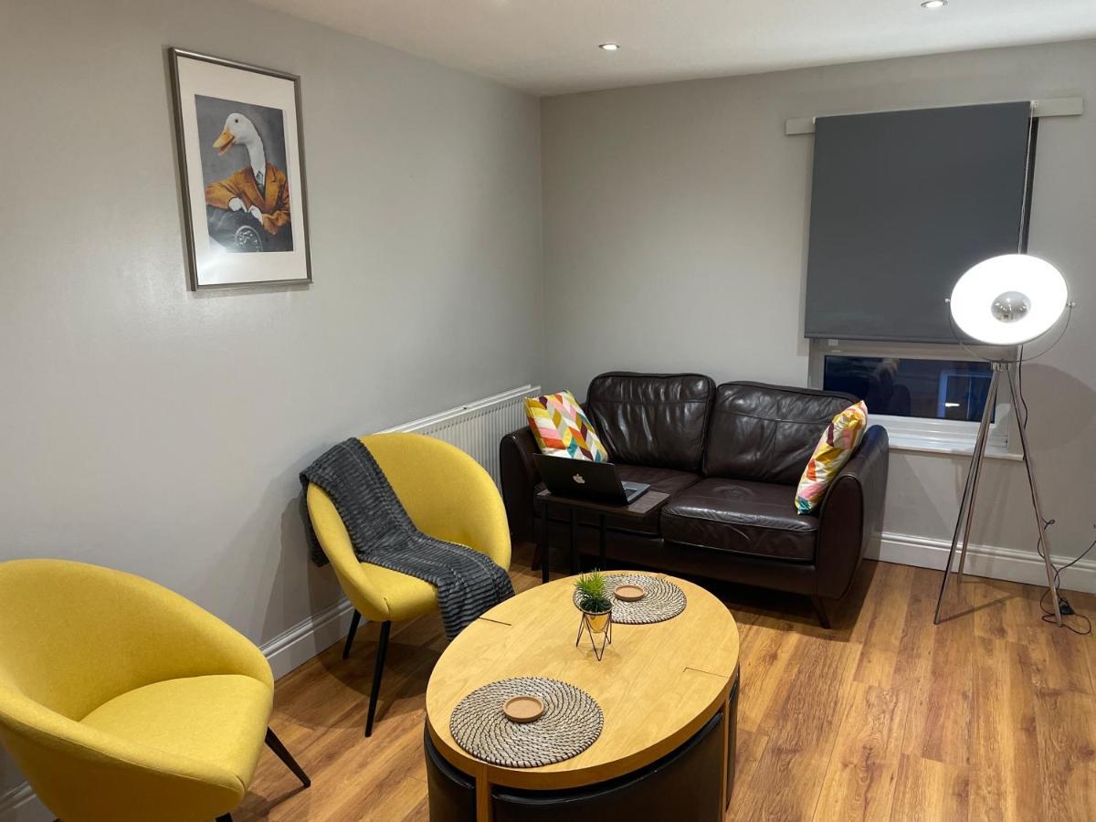 2 Bedroom Apartment Chiswick Park Tube Station London Exterior photo