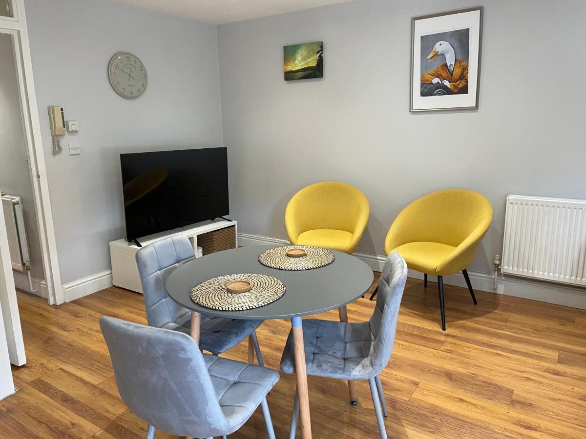 2 Bedroom Apartment Chiswick Park Tube Station London Exterior photo