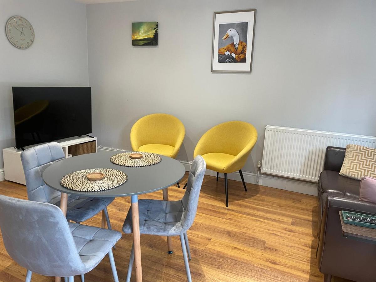 2 Bedroom Apartment Chiswick Park Tube Station London Exterior photo