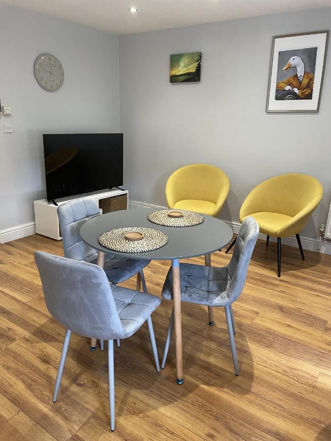 2 Bedroom Apartment Chiswick Park Tube Station London Exterior photo