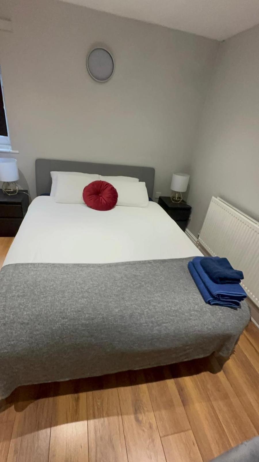 2 Bedroom Apartment Chiswick Park Tube Station London Exterior photo