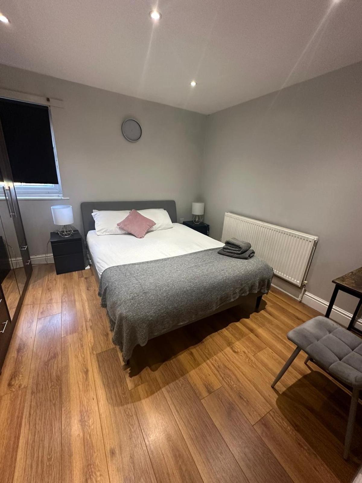 2 Bedroom Apartment Chiswick Park Tube Station London Exterior photo