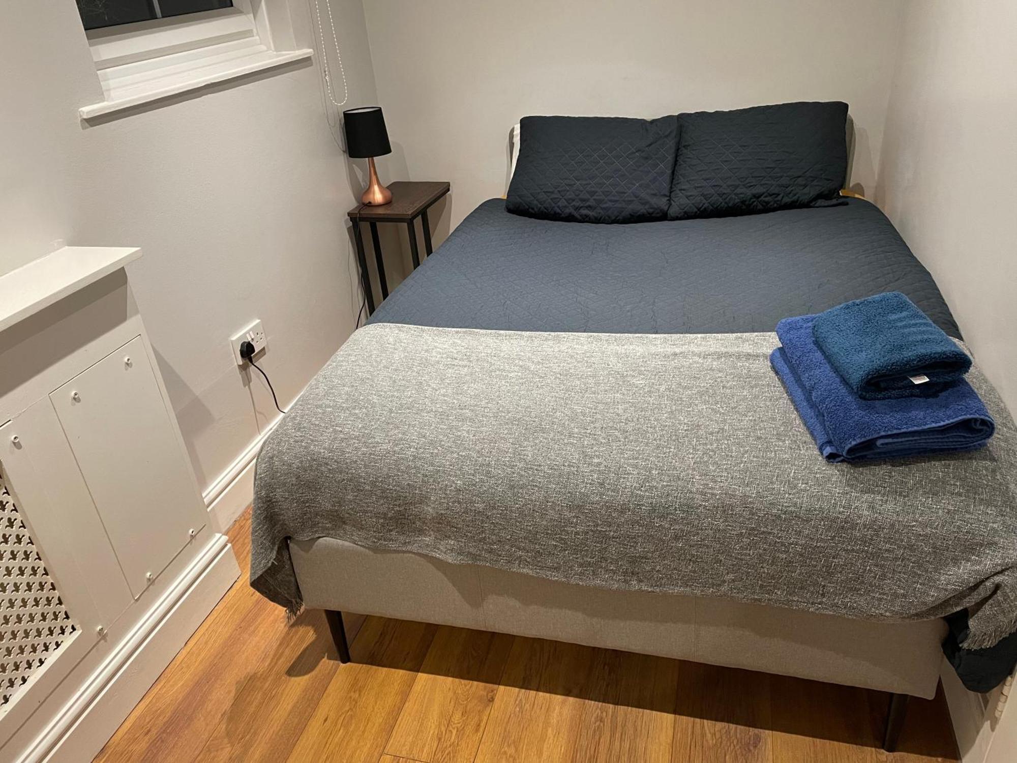 2 Bedroom Apartment Chiswick Park Tube Station London Exterior photo